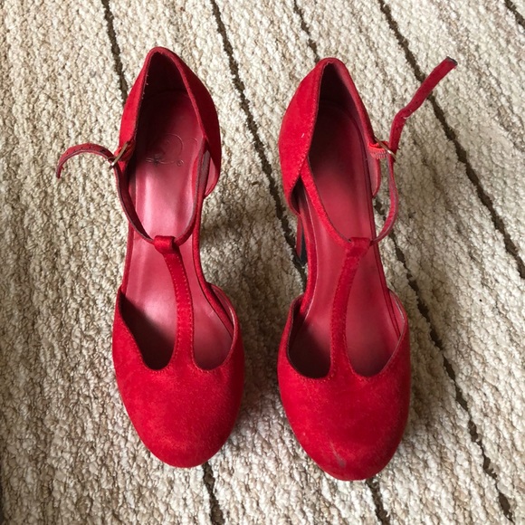 Beautiful red suede heels - Picture 2 of 4